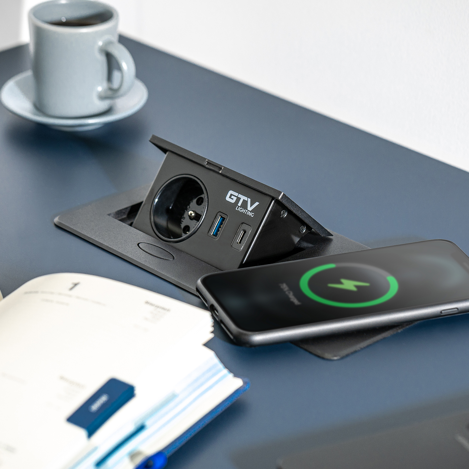 Moderne Tischsteckdose mit USB-A, USB-C und Induktionsladefläche